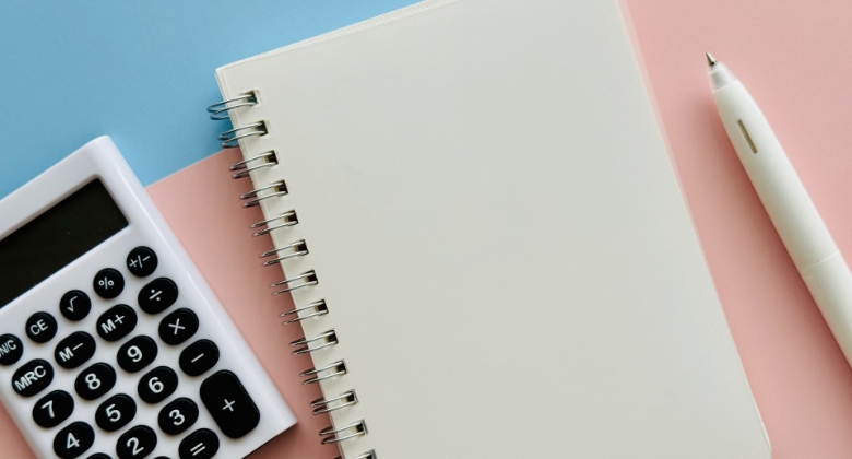 電卓とノートのイメージ