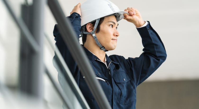 現場でヘルメットを着用する新人スタッフ
