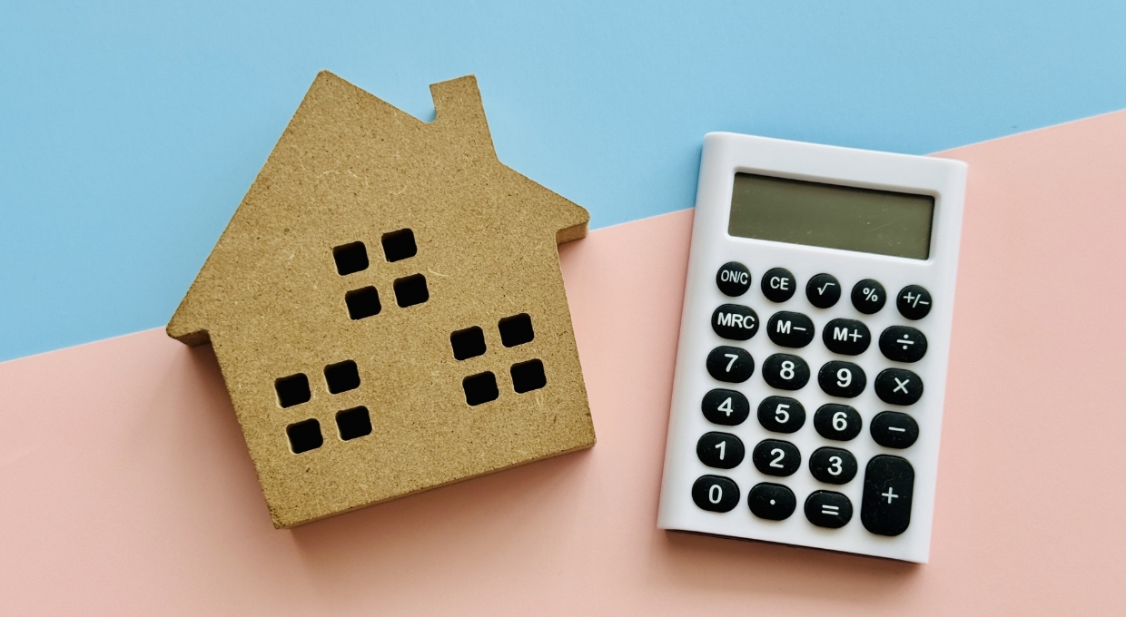 電卓と家のイメージ