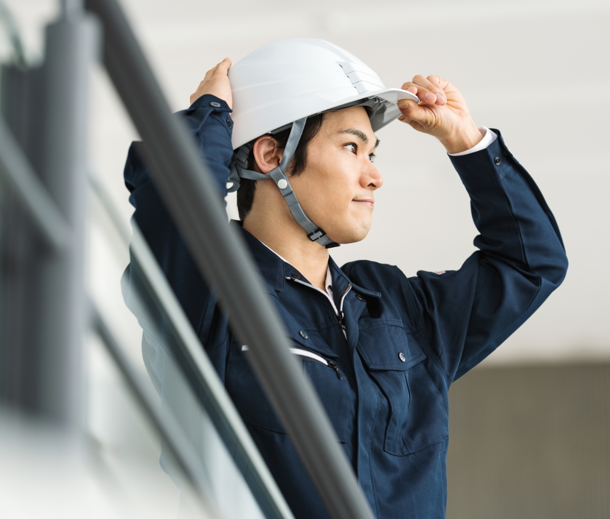 現場でヘルメットを着用する新人スタッフ